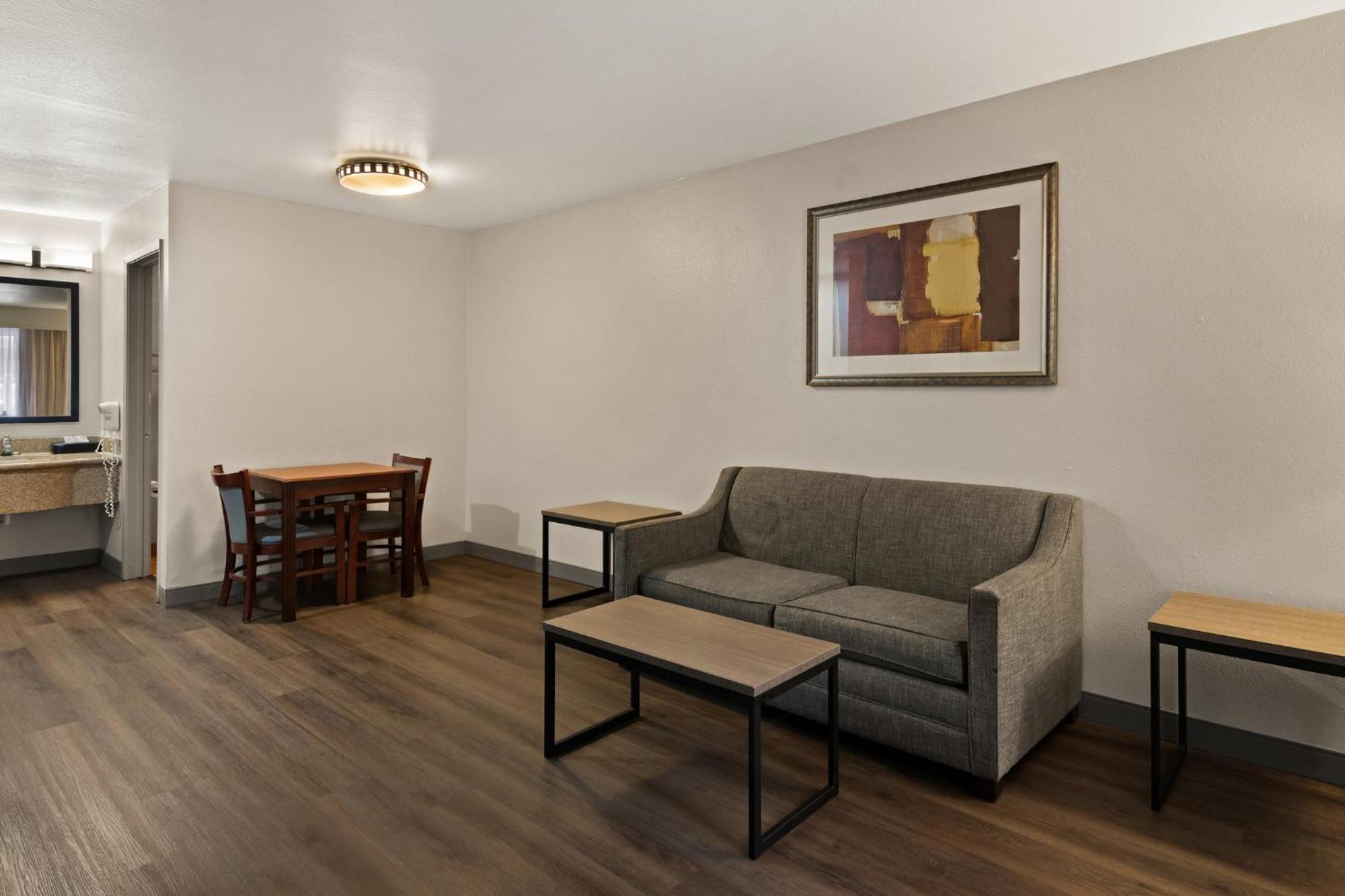 Red Roof Inn & Suites Irving - Dfw Airport South Εξωτερικό φωτογραφία