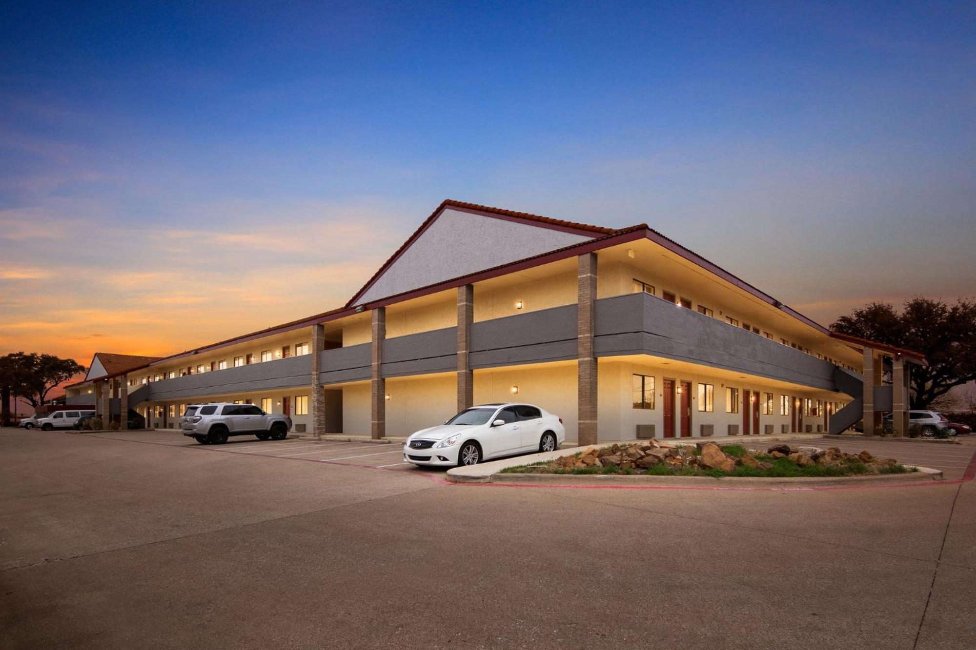 Red Roof Inn & Suites Irving - Dfw Airport South Εξωτερικό φωτογραφία