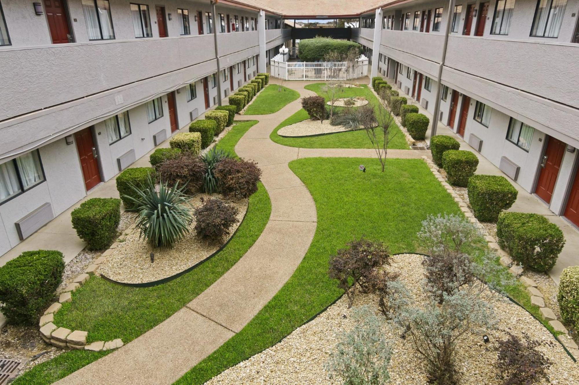Red Roof Inn & Suites Irving - Dfw Airport South Εξωτερικό φωτογραφία